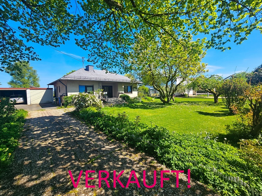 Bungalow kaufen im Ortsteil von Asbach AKA-298 Frontansicht Hofeinfahrt