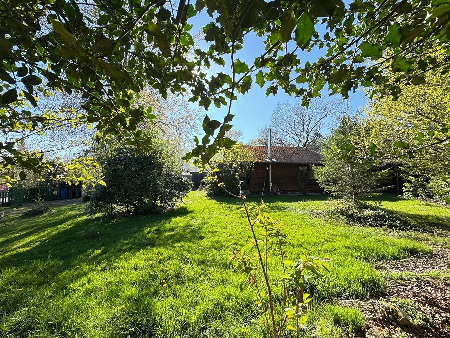 Bungalow kaufen Breitscheid SB-237 Seitenansicht mit Grundstück (3)