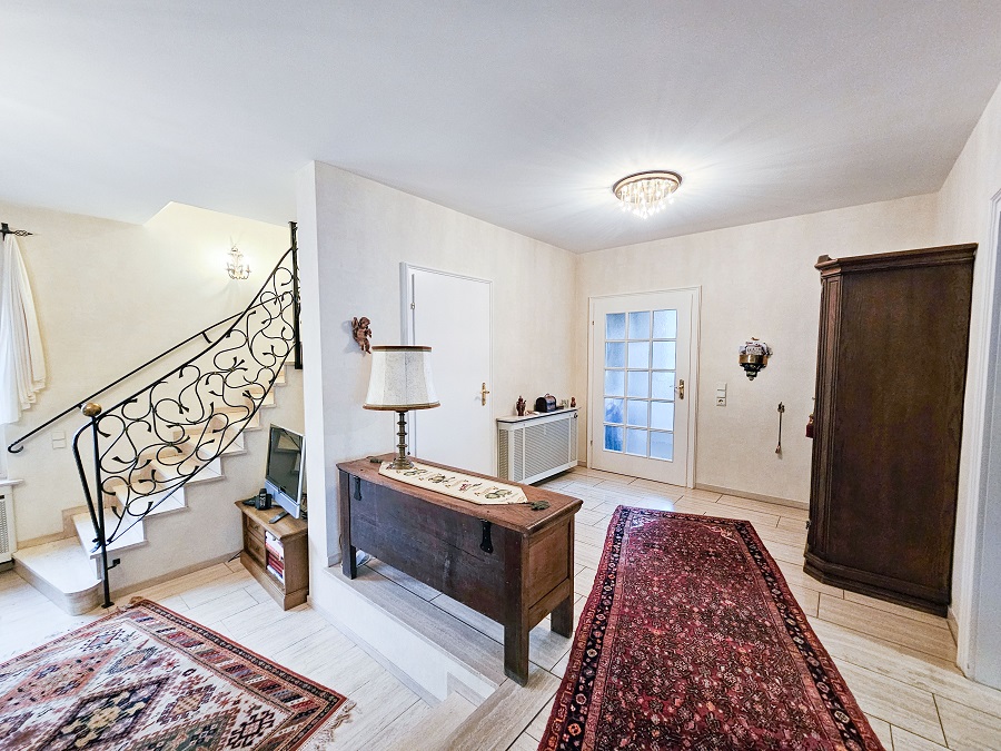 Großzügiges Landhaus mit Einliegerwohnung kaufen Leverkusen GL-580 Flur (5)