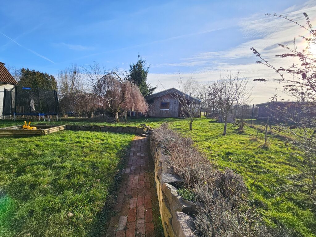 Landhaus kaufen in Ortsrand-Höhenlage 10 Min. A3 Bad Honnef  Garten-1