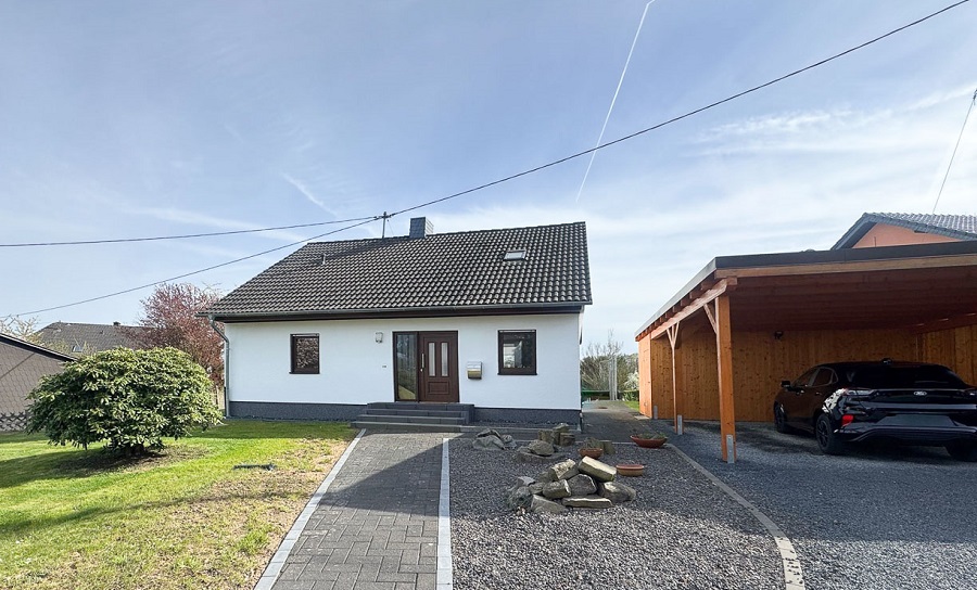 Modernisiertes EFH mit 2 Schlafzimmern, großer Terrasse und 800 m² Grundstück Windhagen OT 53578 Windhagen! Herrliche Ortsrandlage mit schönem Fernblick! Grenze RLP / NRW. 5 Minuten bis zur A3 Auffahrt Bad Honnef. Ca. 25 Km bis Bonn, ca. 45 Min. bis Koblenz, 45 Min. bis Köln