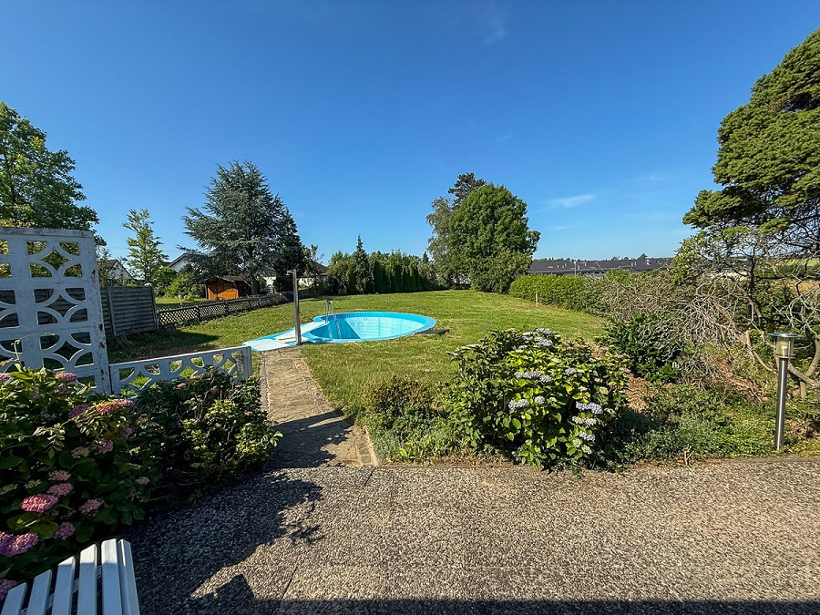 Frisch renovierter Bungalow kaufen 1 km Horhausen NRP-347 Gartenansicht-6