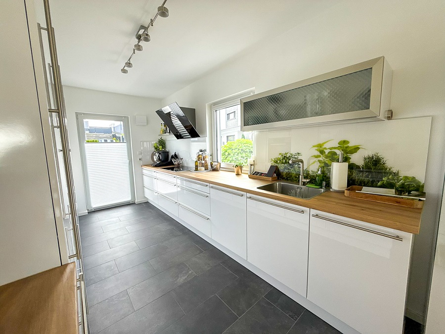 Niedrigenergiehaus-mich-hochwertiger-Ausstattung-und-Wintergarten-in-Ortsrandlage-von-Strassenhaus